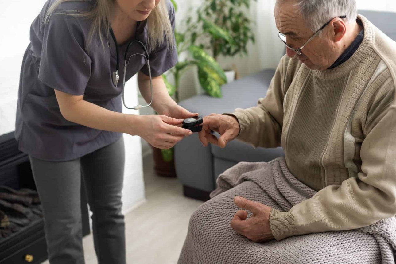 Checking oxygen levels is one of the vital signs that must be regularly checked in seniors. 